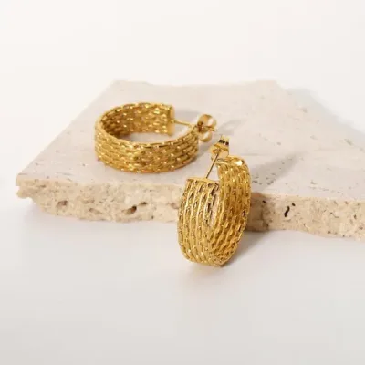 Par de argollas de acero inoxidable para dama color dorado