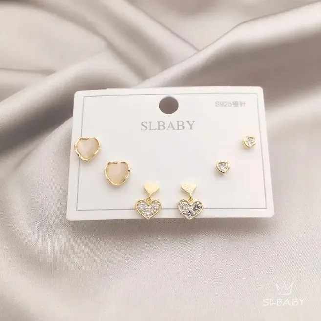 Set de aretes plata 925 con baño de oro diseño de corazón