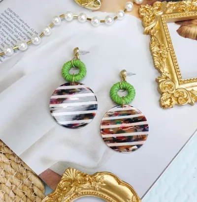 Par de aretes para dama diseño multicolor