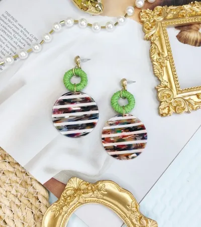 Par de aretes para dama diseño multicolor