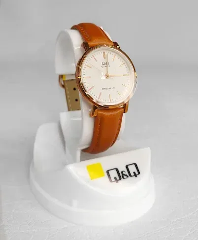 Reloj Q and Q para dama color café claro con oro rosa