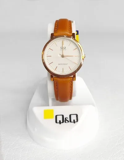 Reloj Q and Q para dama color café claro con oro rosa