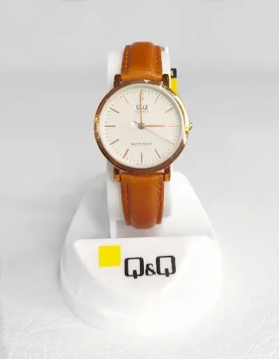 Reloj Q and Q para dama color café claro con oro rosa