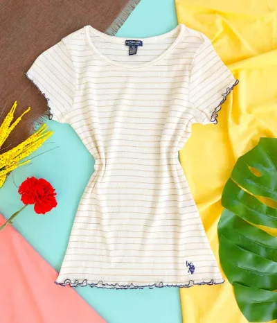 Camiseta U.S Polo para dama color blanco hueso con rayas doradas