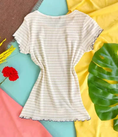 Camiseta U.S Polo para dama color blanco hueso con rayas doradas