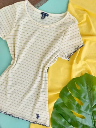 Camiseta U.S Polo para dama color blanco hueso con rayas doradas