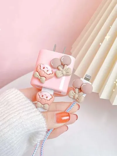 Funda protectora para cargador diseño de cerezas y muñequitas