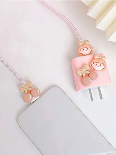 Funda protectora para cargador diseño de cerezas y muñequitas