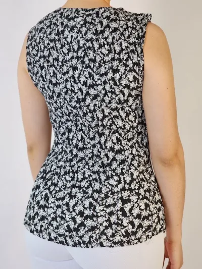 Blusa para dama color negro con estampado floral