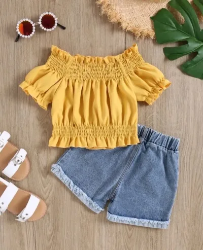 Conjunto de niña de short y blusa color amarillo y jeans azul