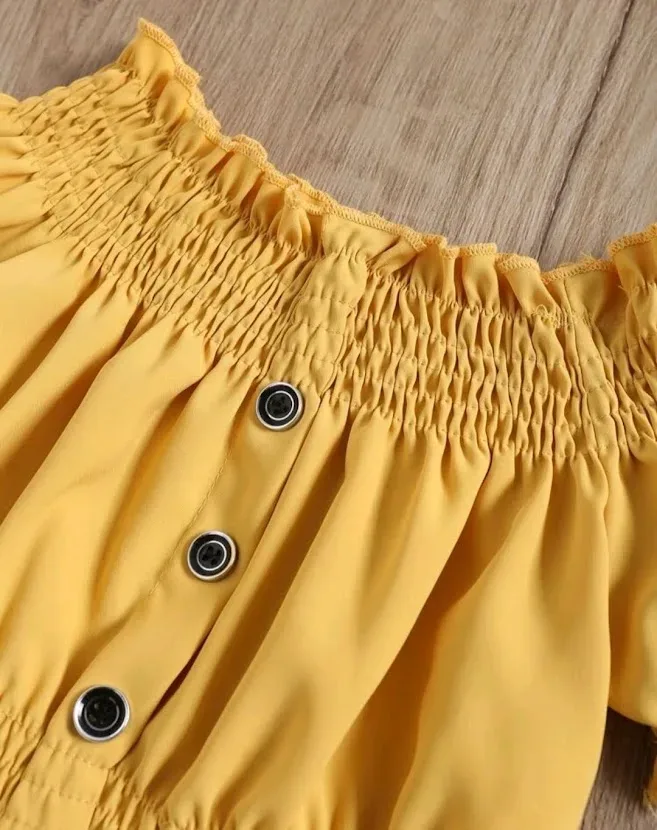 Conjunto de niña de short y blusa color amarillo y jeans azul