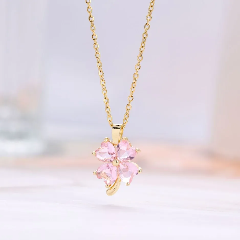 Collar de acero de titanio con diseño de flor rosada