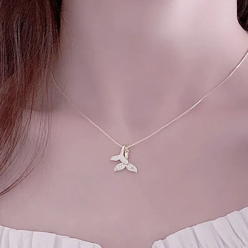 Collar de fantasía con diseño de cola de ballena.