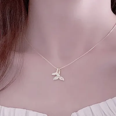 Collar de fantasía con diseño de cola de ballena.