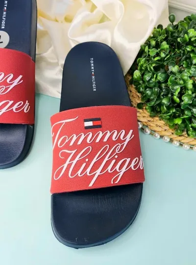 Sandalias Tommy Hilfiger para dama color azul y rojo.
