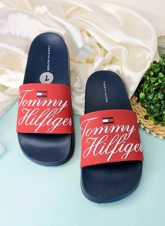 Sandalias Tommy Hilfiger para dama color azul y rojo.