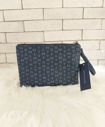 Bolso de mano Tommy Hilfiger para dama color azul con diseño de letras