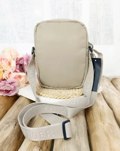 Bolso Tommy Hilfiger para dama color beige