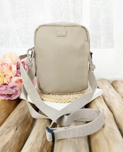 Bolso Tommy Hilfiger para dama color beige