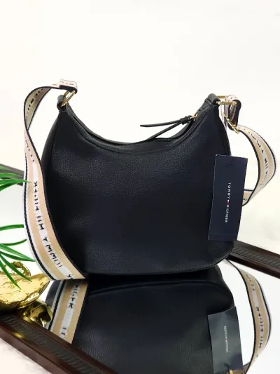 Bolso Tommy Hilfiger para dama color negro