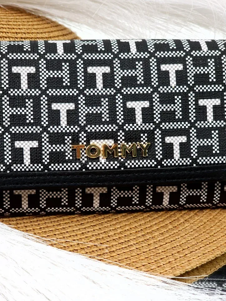 Cartera Tommy Hilfiger para dama color negro