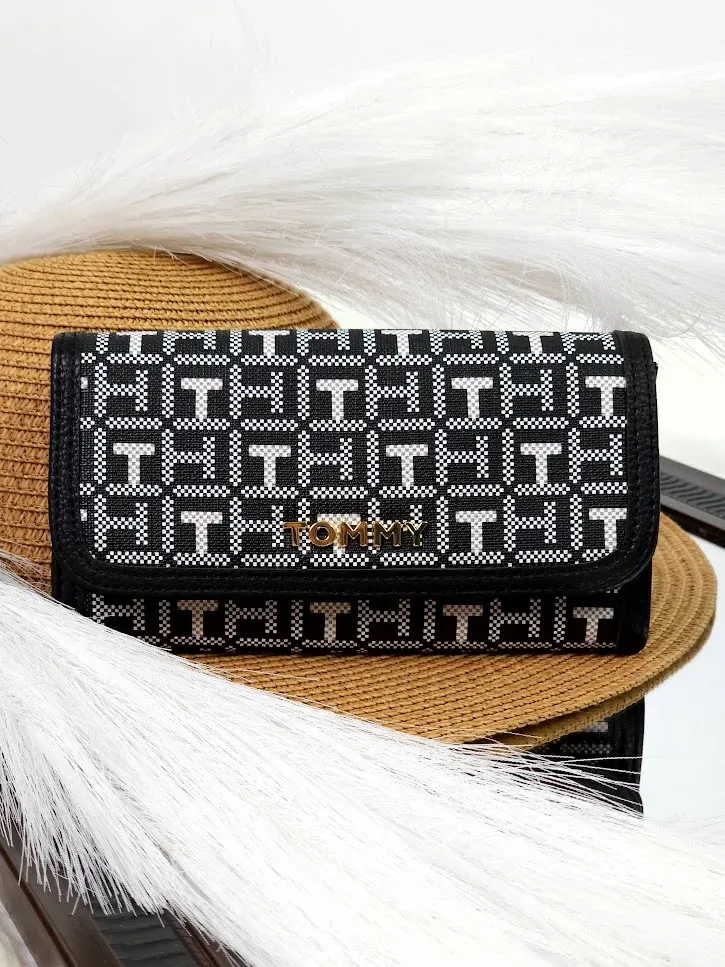 Cartera Tommy Hilfiger para dama color negro