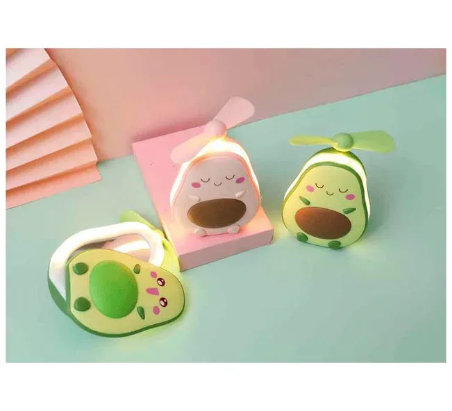 Espejo cosmético con ventilador en forma de aguacate color rosa.