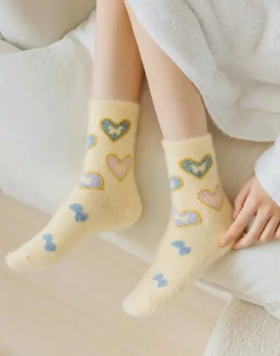 Medias amarillas con diseño de corazones
