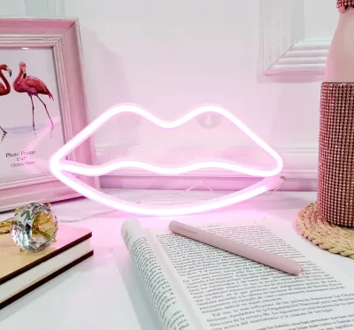 LED decorativa alámbrica USB y batería en forma de labios