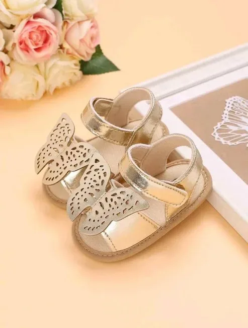 Sandalias para bebe color dorado escarchado con diseño de mariposa