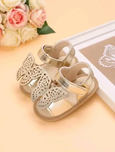 Sandalias para bebe color dorado escarchado con diseño de mariposa