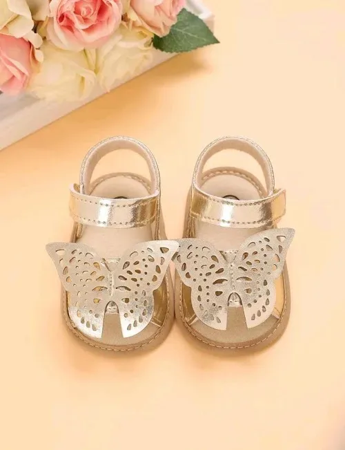 Sandalias para bebe color dorado escarchado con diseño de mariposa