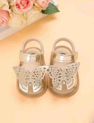 Sandalias para bebe color dorado escarchado con diseño de mariposa