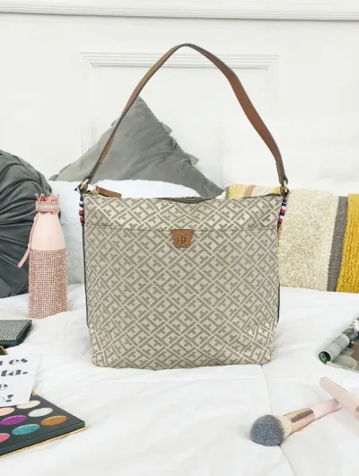 Bolso de hombro Tommy Hilfiger para dama color beige