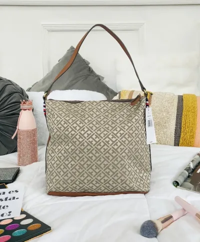 Bolso de hombro Tommy Hilfiger para dama color beige