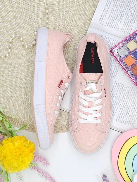 Tenis Levi´s para dama color coral y blanco