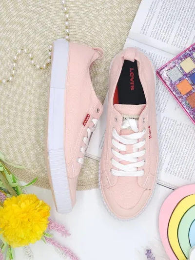 Tenis Levi´s para dama color coral y blanco