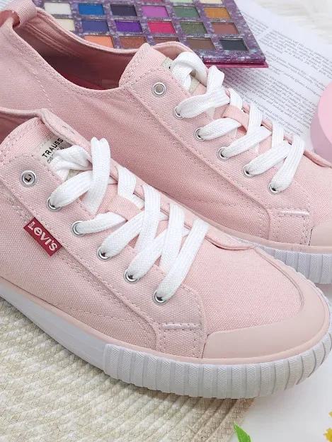 Tenis Levi´s para dama color coral y blanco