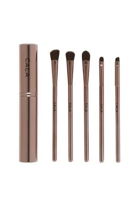 Set de brochas de maquillaje y estuche.