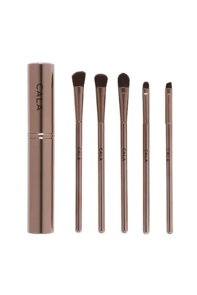Set de brochas de maquillaje y estuche.