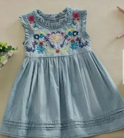 Vestido para niña color azul con bordado floral