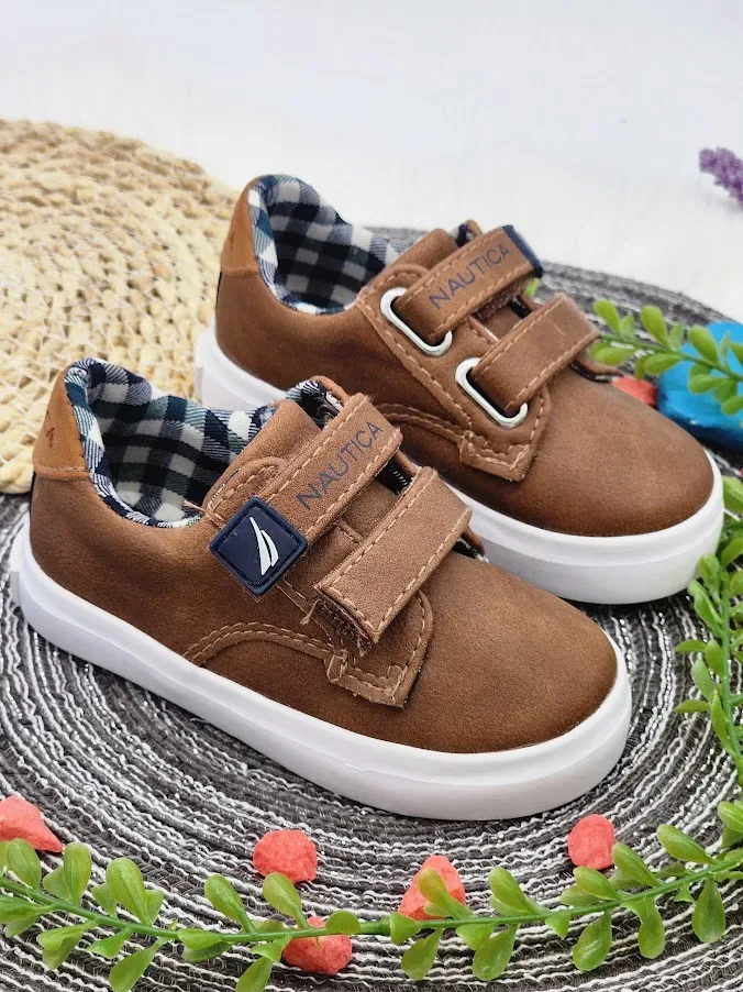 Zapatos Nautica para niño color cafe