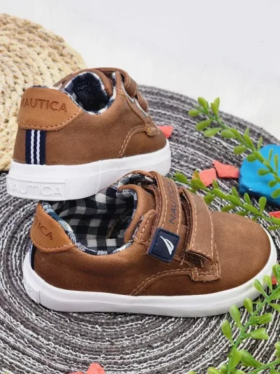 Zapatos Nautica para niño color cafe