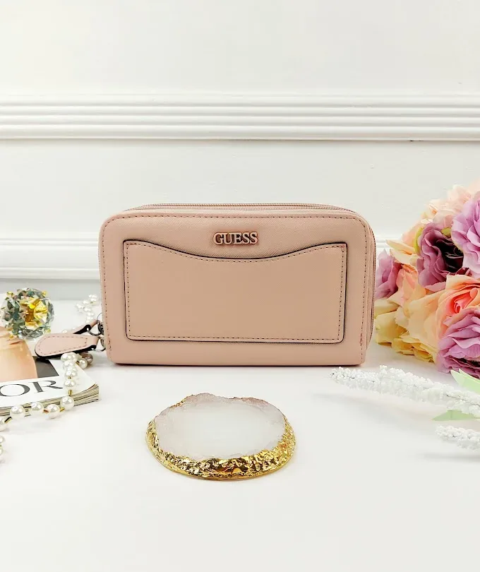 Cartera Guess para dama color rosa