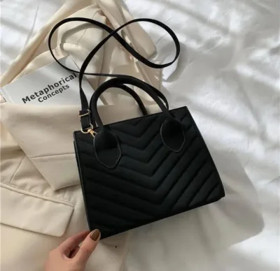Bolso para dama de mano color negro diseño cuadrado