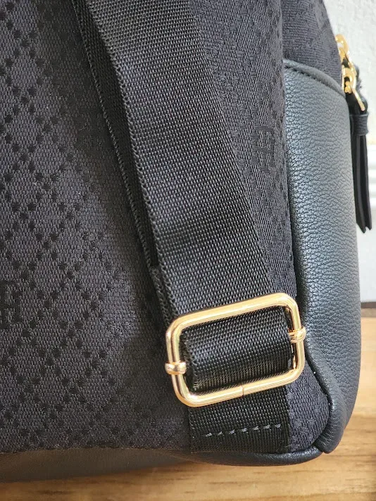 Bolso Tommy Hilfiger para dama XW05351-9730GJ COLOR NEGRO