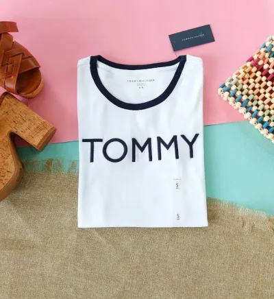 Camiseta Tommy Hilfiger para dama color blanco con diseño de letras