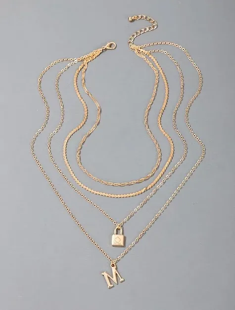 Collar con letra color dorado