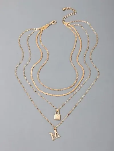 Collar con letra color dorado
