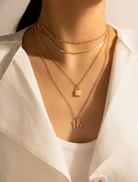 Collar con letra color dorado